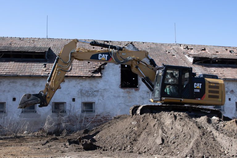 Pásové rýpadlo CAT 320E pri úprave terénu