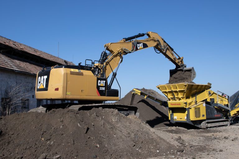 Pásové rýpadlo CAT 320E pri recyklácii zeminy