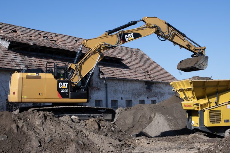 Rýpadlo CAT 320E plní triedič Keestrack
