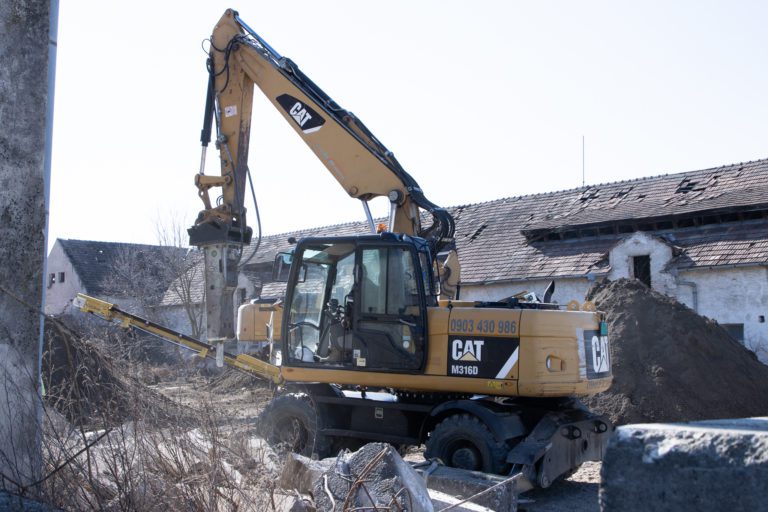 Pásové rýpadlo CAT 320E pri búraní