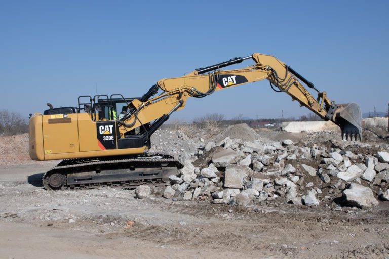 Pásové rýpadlo CAT 320E pri triedení sute