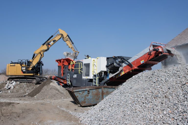 Rýpadlo CAT plní drvič Sandvik QJ241