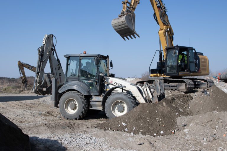 Traktorbager TEREX a pásové rýpadlo CAT