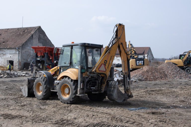 Traktorbager TEREX pri zemných prácach