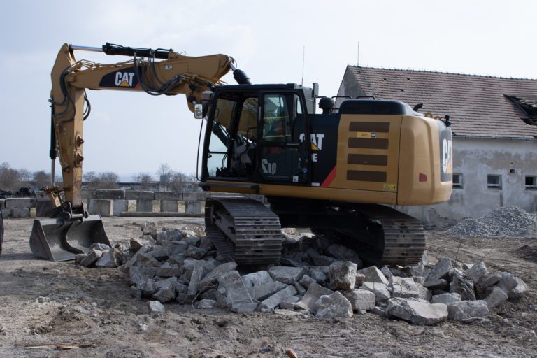 Pásové rýpadlo CAT 320E pri búracích prácach