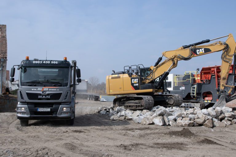 Nosič kontajnerov MAN a rýpadlo CAT pri recyklácii