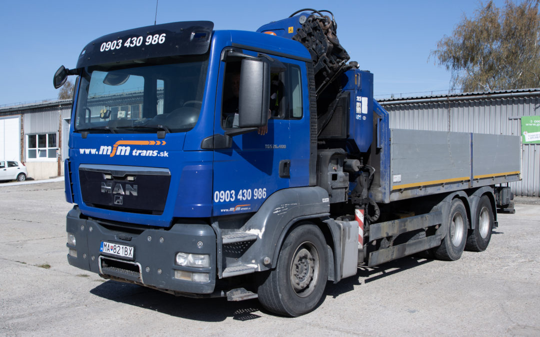 Auto s hydraulickou rukou alebo autožeriav: kedy stačí ruka