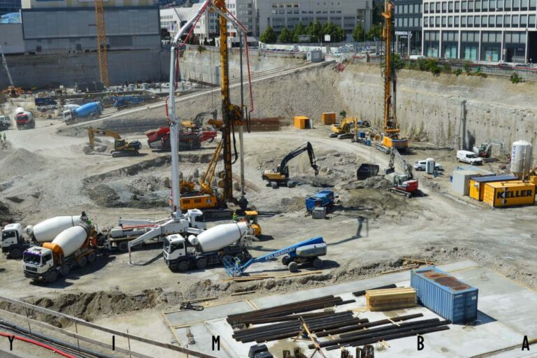 Stavba na Pribinovej ulici v Bratislave: výkopy a doprava materiálu