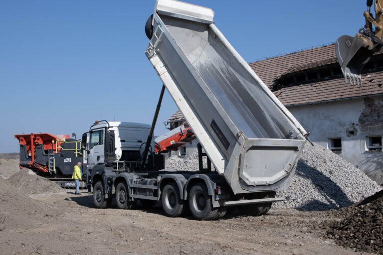 Sklápač MAN 8×8 vysýpa kamenivo
