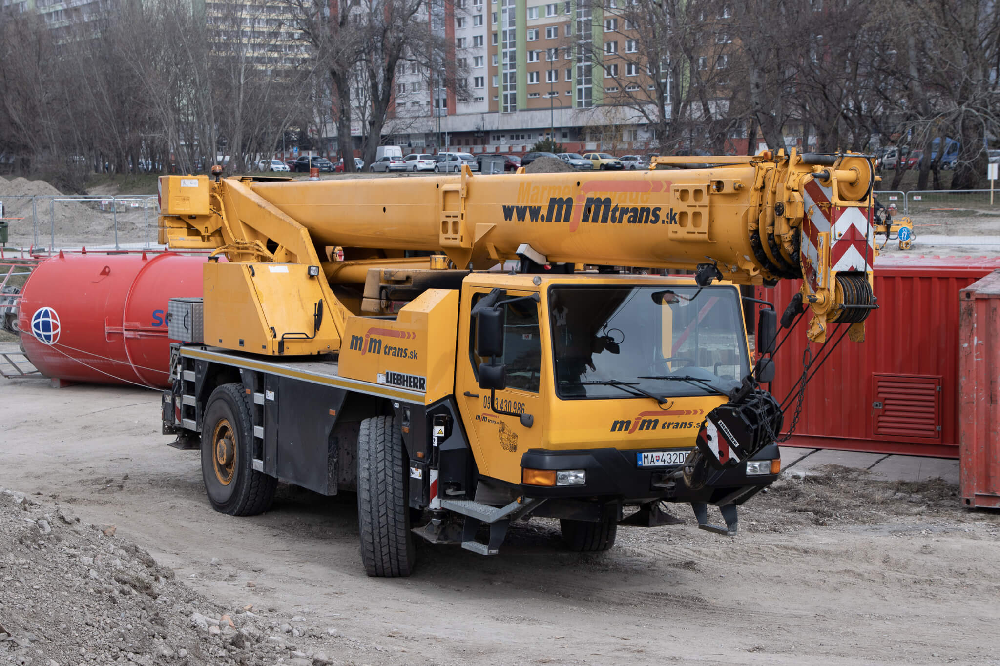 Autožeriav Liebherr MJM Trans na stavbe v Bratislave