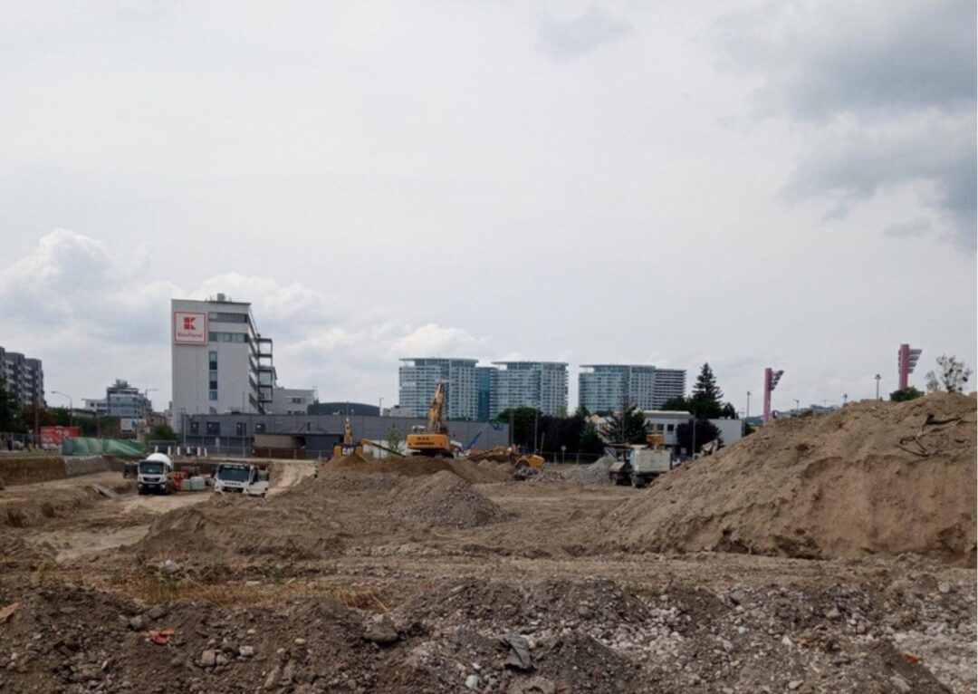 Stavenisko na Tomášikovej ulici v Bratislave: zemné práce a doprava MJM TRANS