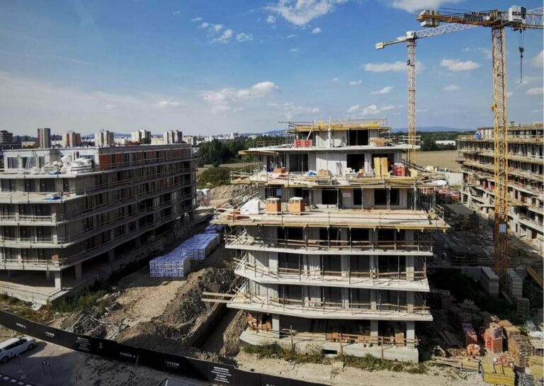 Bytová stavba Žltá v Petržalke: autožeriav a dovoz štrku
