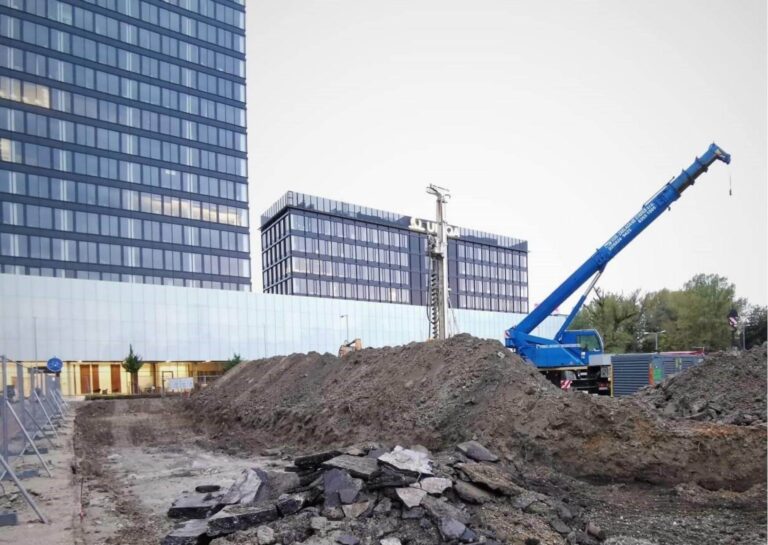Autožeriav MJM TRANS na stavbe Krasovského v Petržalke