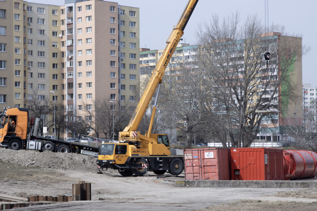 Autožeriav MJM Trans pri práci v sídliskovej zástavbe Bratislavy