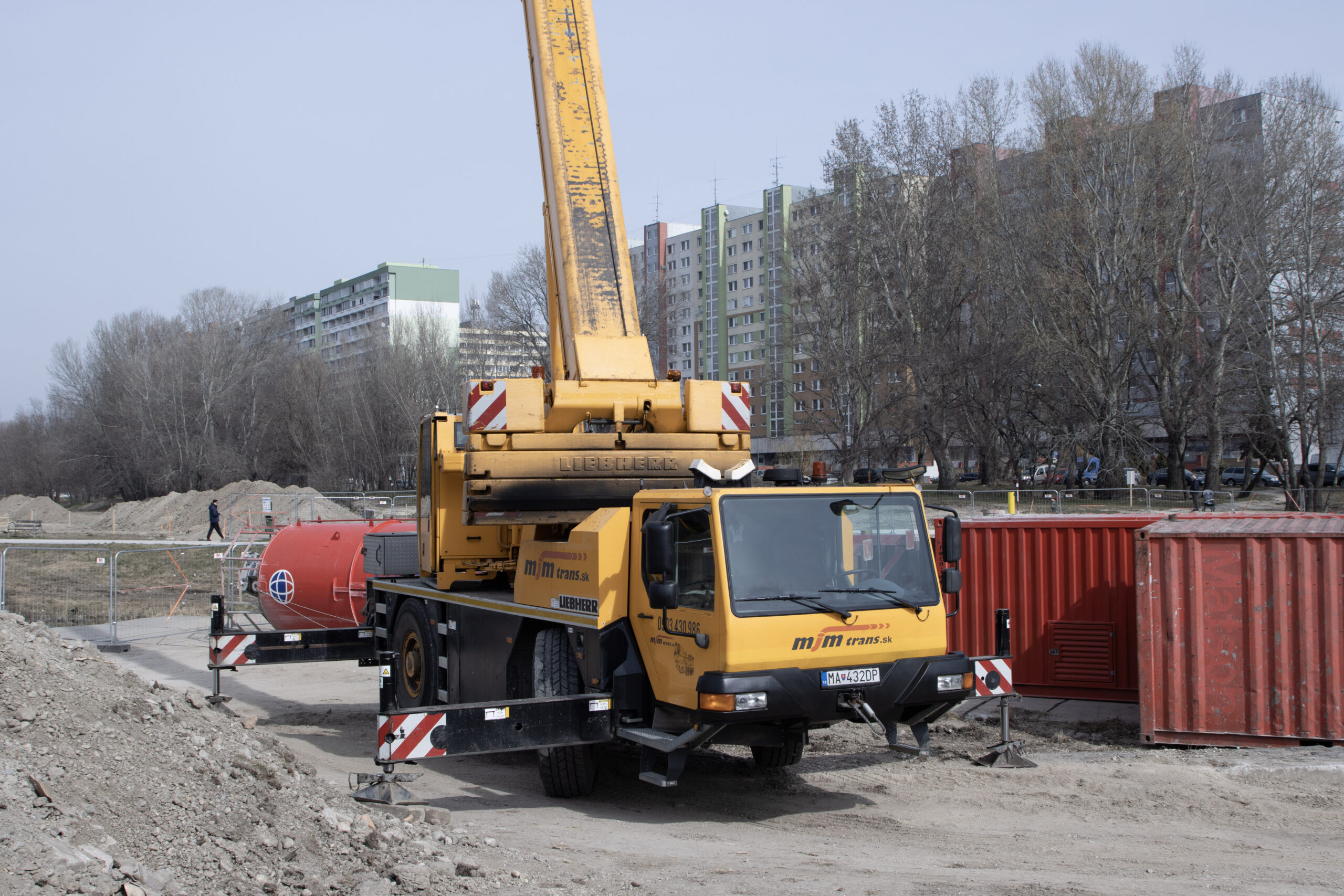 autozeriavy-mjmtrans-bratislava.jpg Autožeriav Liebherr MJM Trans na stavenisku v Bratislave