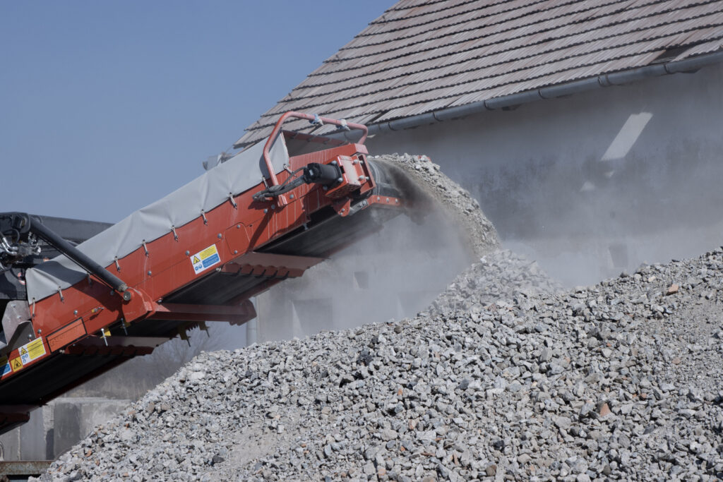 Mobilný drvič betónu spracováva stavebný odpad na recyklovaný štrk – MJM Trans