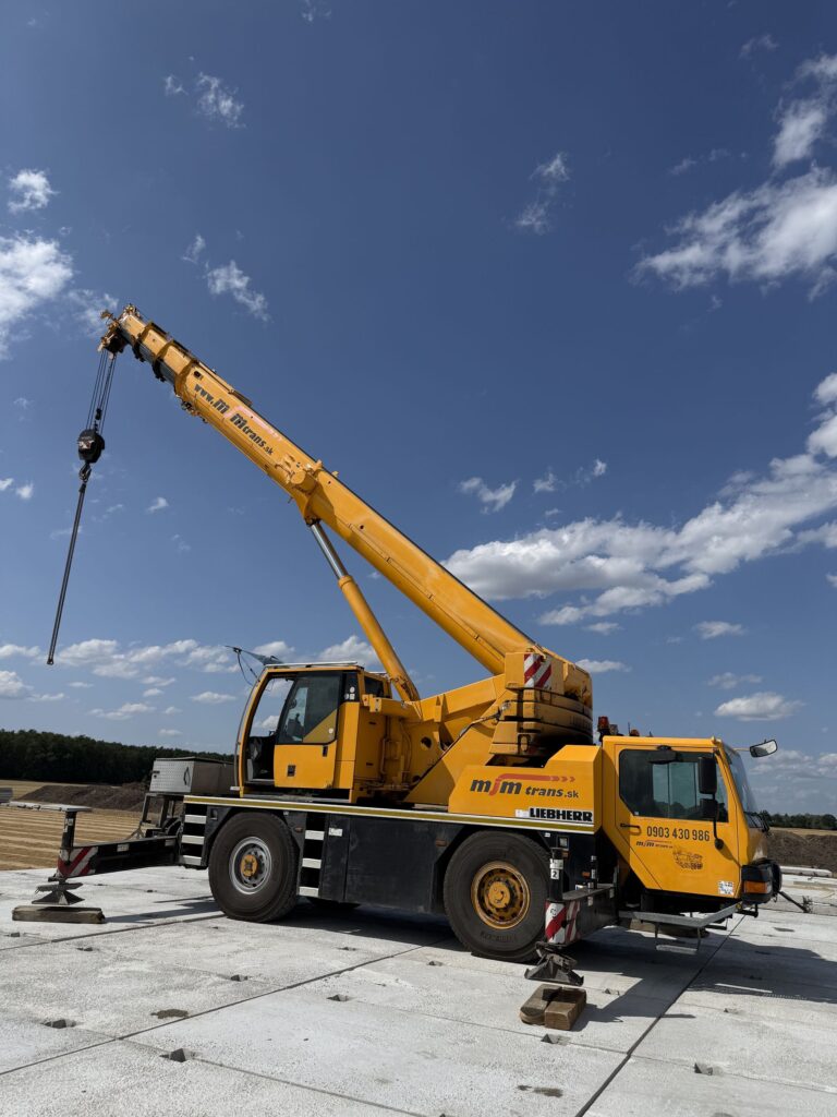 Autožeriav Liebherr LTM 1040 s vysunutým výložníkom na stavbe