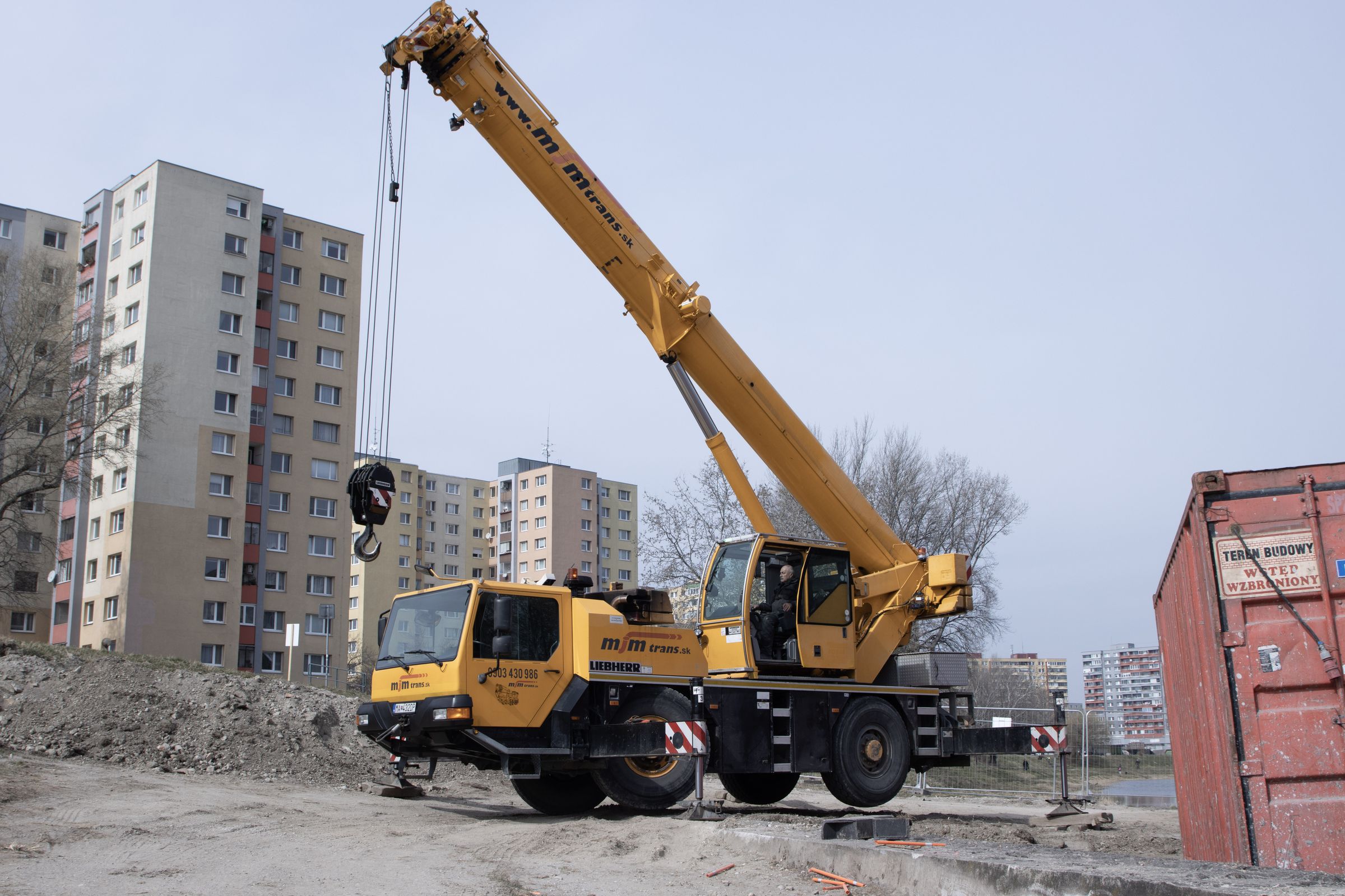 Autožeriav Liebherr LTM 1040 pri zdvíhaní na stavbe v Bratislave