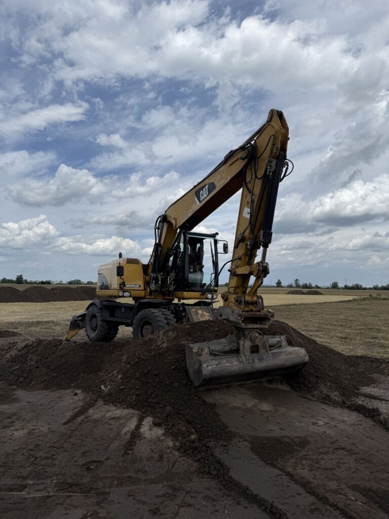 Kolesové rýpadlo CAT M316D pri zemných prácach