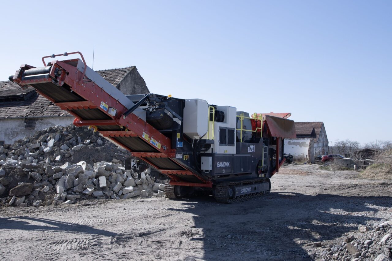 Drvič Sandvik QJ241 pri recyklácii betónu