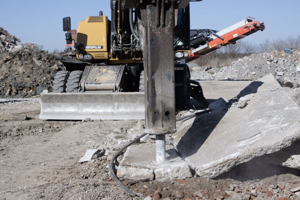 Hydraulické kladivo rozbíja betón pri búraní