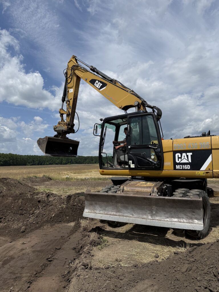 Kolesové rýpadlo CAT M316D MJM Trans pri výkope