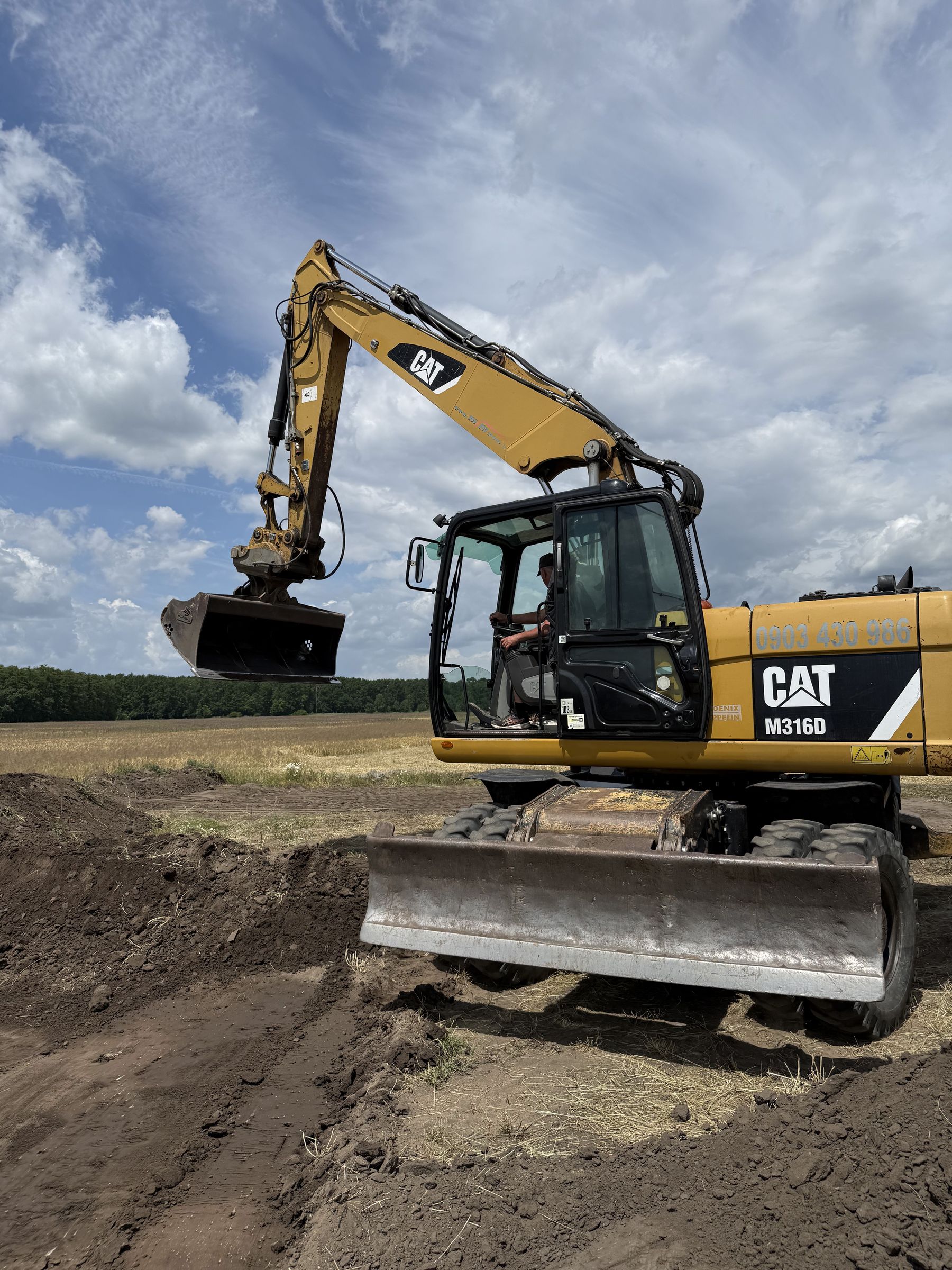 Kolesové rýpadlo CAT M316D MJM Trans pri výkope