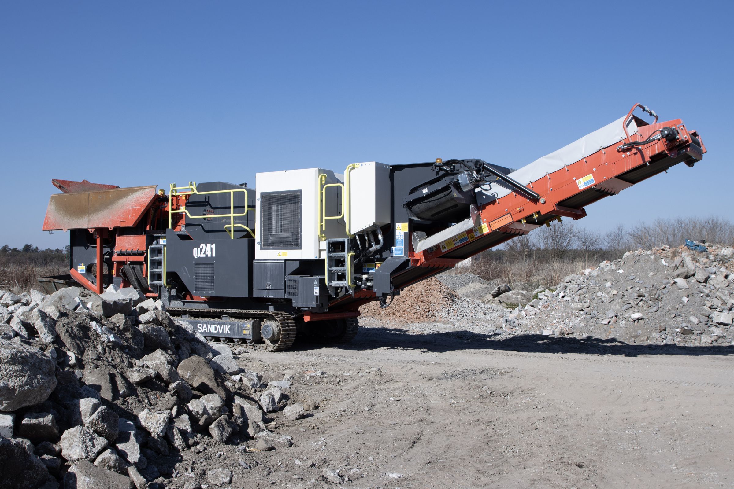Mobilný drvič Sandvik QJ241 na recykláciu stavebného odpadu