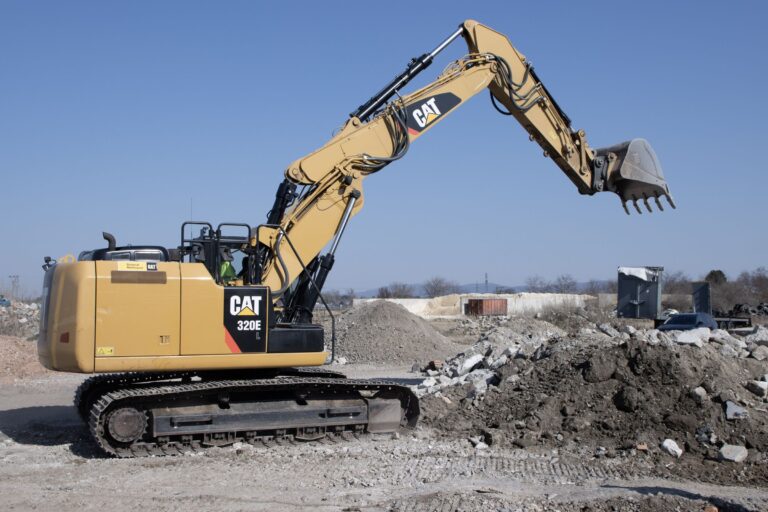 Pásové rýpadlo CAT 320E pri spracovaní stavebnej sute