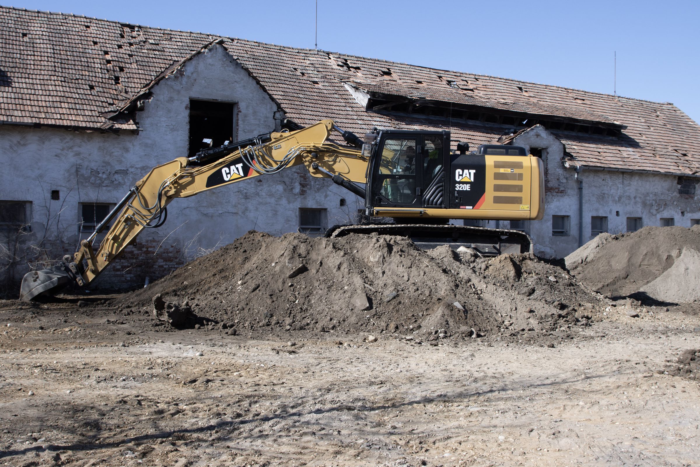 Pásové rýpadlo CAT 320E pri zemných prácach