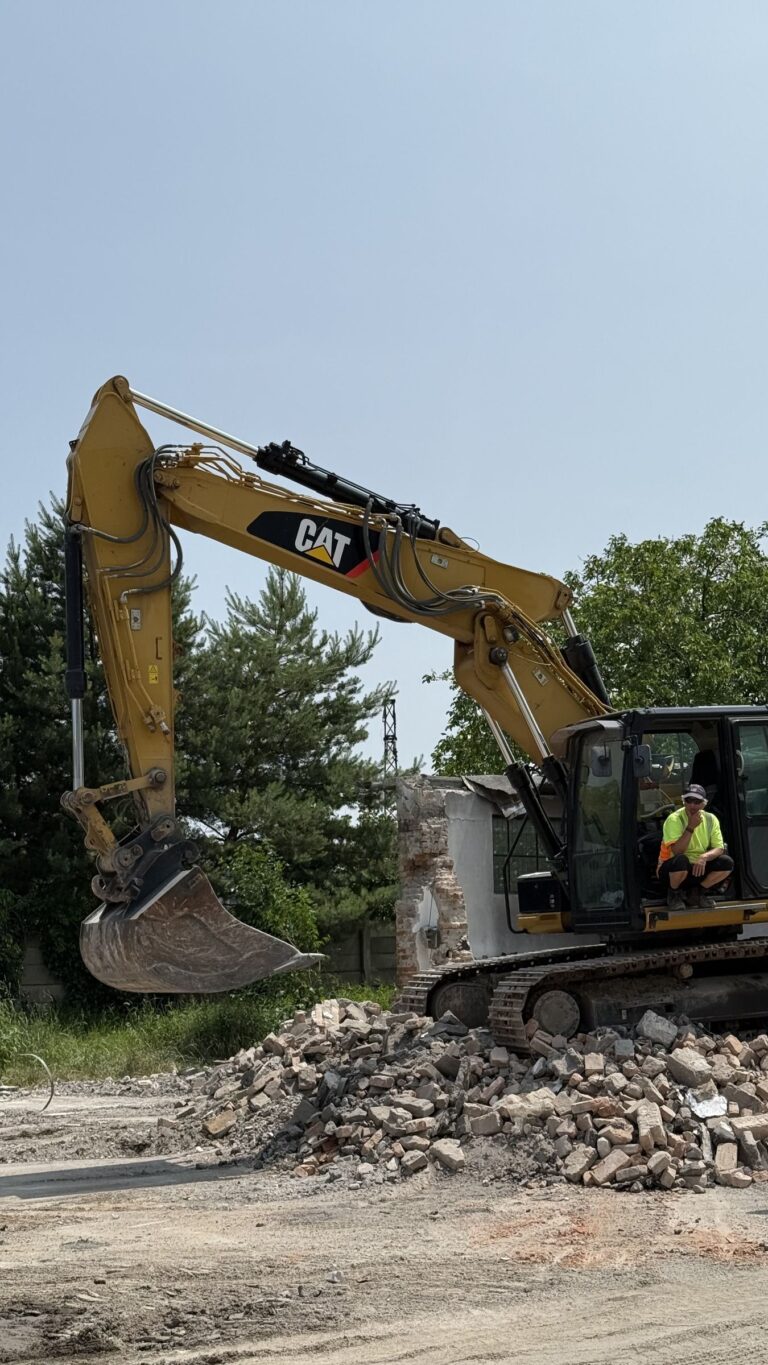 Pásové rýpadlo CAT 320E pri búracích prácach