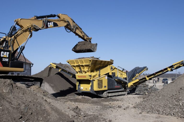 Rýpadlo CAT 320E sype zeminu do triediča Keestrack