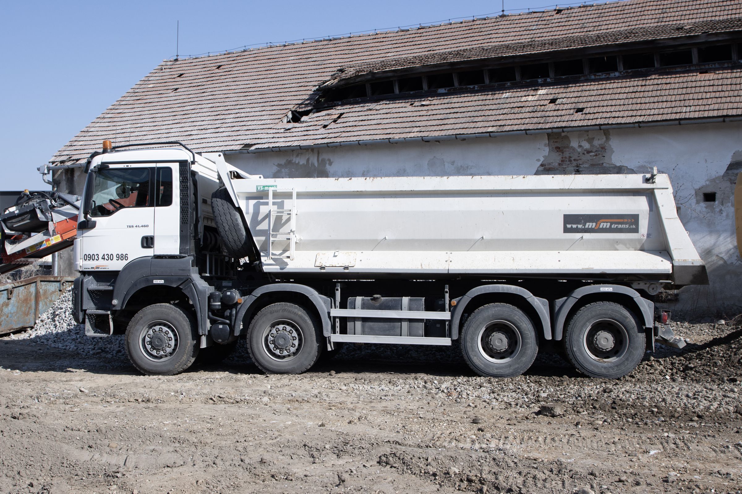 Sklápač MAN 8×8 MJM Trans na stavenisku