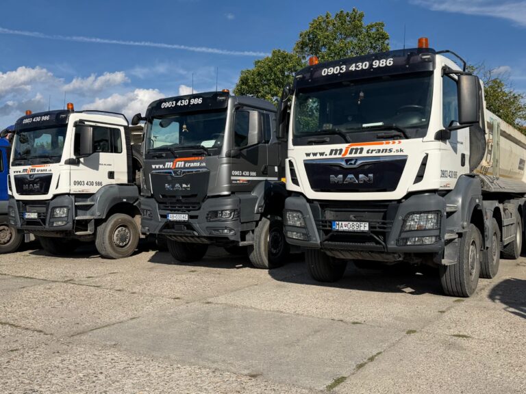 Sklápače MAN TGS 8×8 v areáli