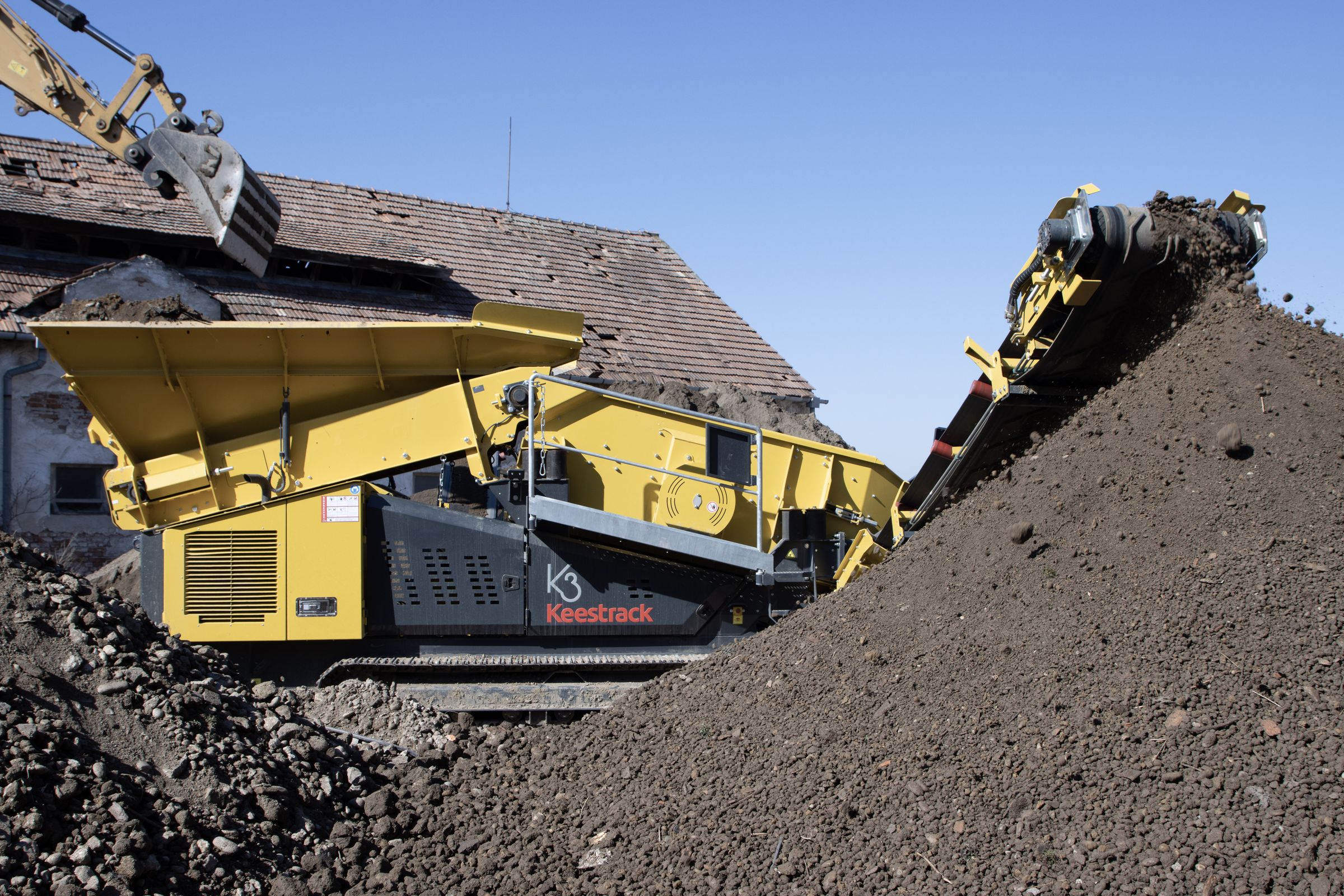 Mobilný triedič Keestrack pri recyklácii zeminy
