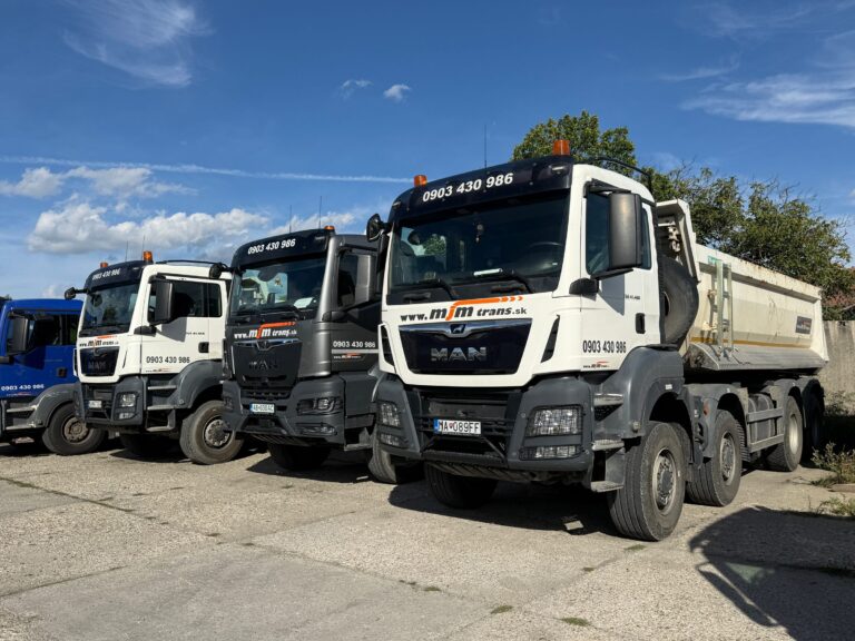 Sklápače MAN 8×8 v areáli MJM TRANS v Stupave