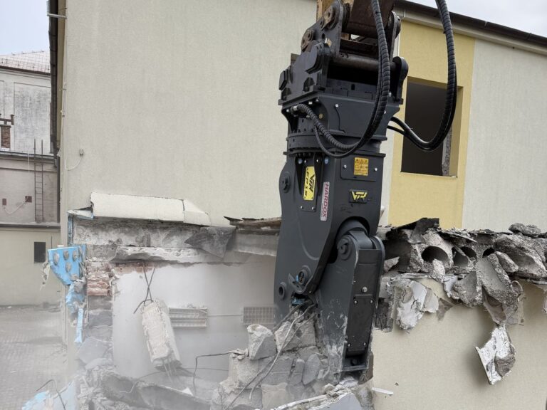 Drviace kliešte na rýpadle CAT 320E pri búraní murovaného objektu