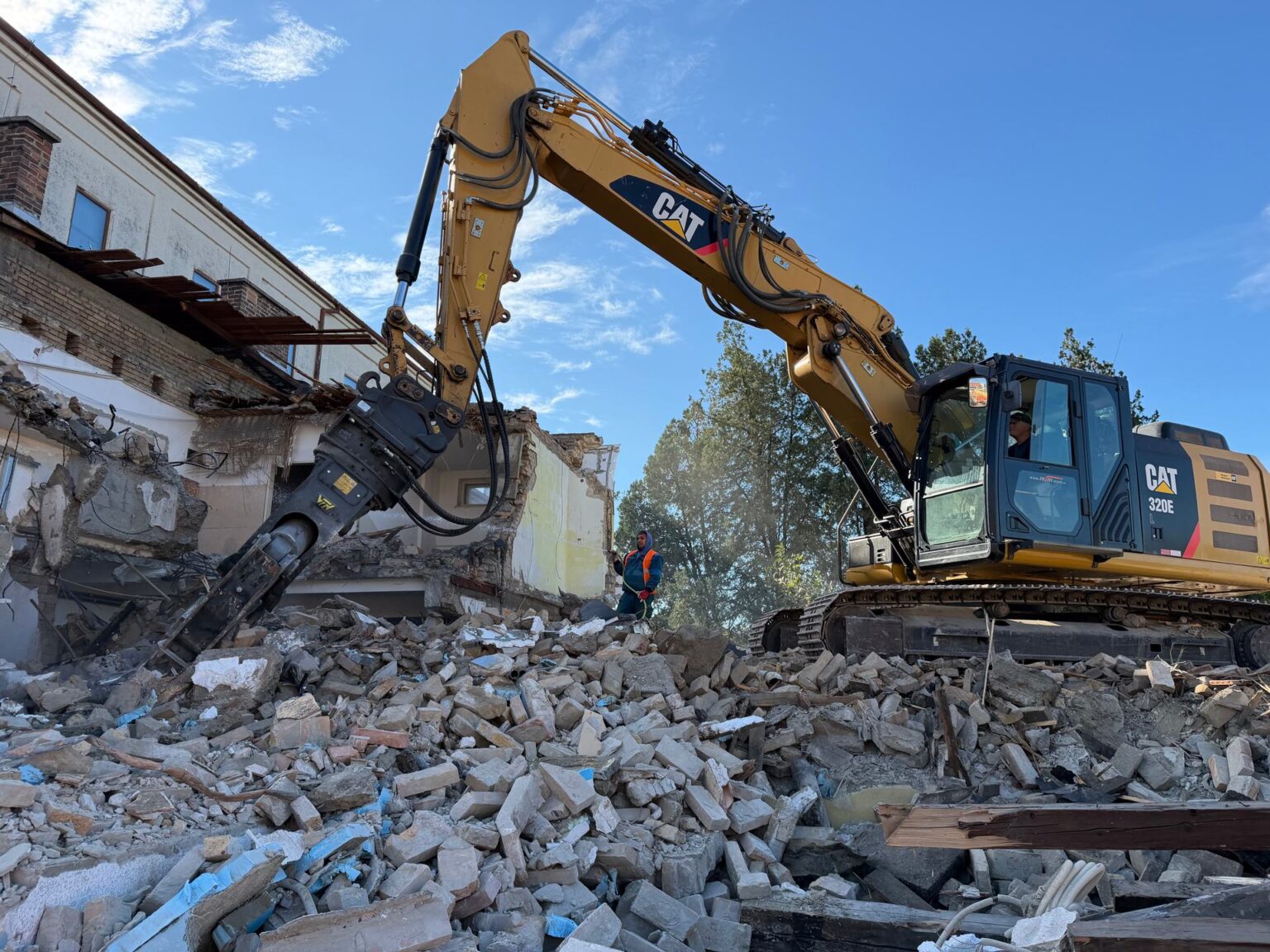 Pásové rýpadlo CAT 320E s drviacimi kliešťami pri demolácii administratívnej budovy v Bratislave