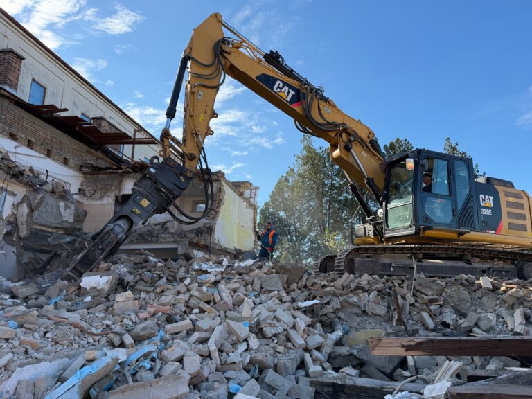 Demolácia administratívnej budovy na Okružnej v Ružinove rýpadlom CAT 320E