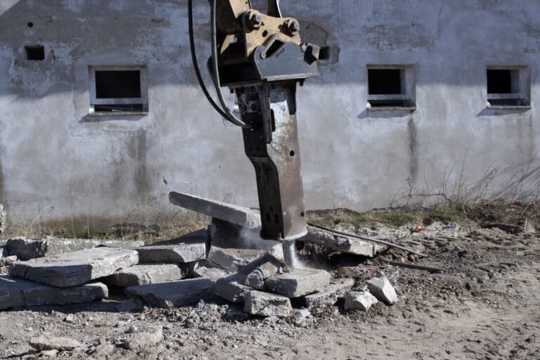 Búranie spevnenej plochy hydraulickým kladivom