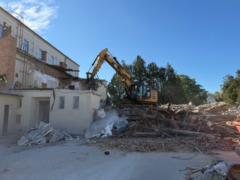 Demolácia administratívnej budovy rýpadlom CAT 320E v Bratislave Ružinove
