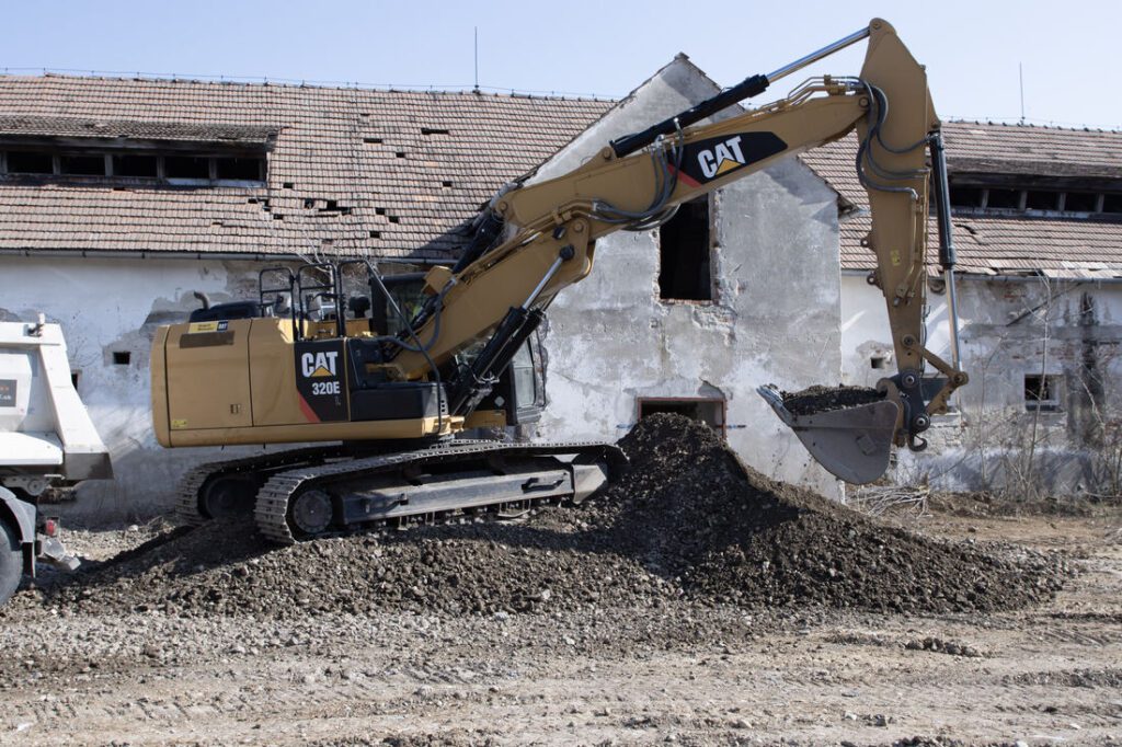 Nakládka sute pri búranom objekte rýpadlom CAT 320E