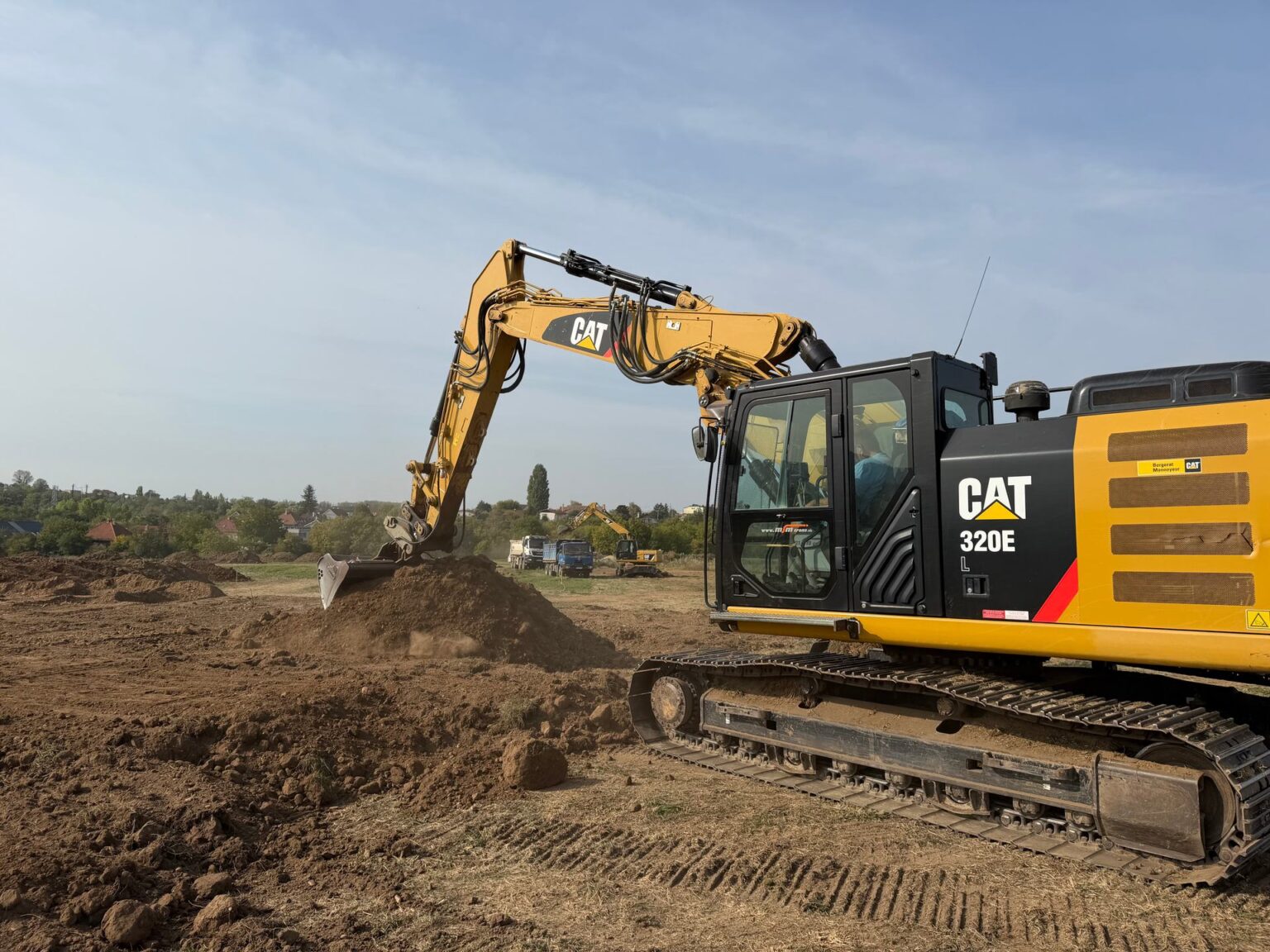 Pásové rýpadlo CAT 320E pri skrývke zeminy