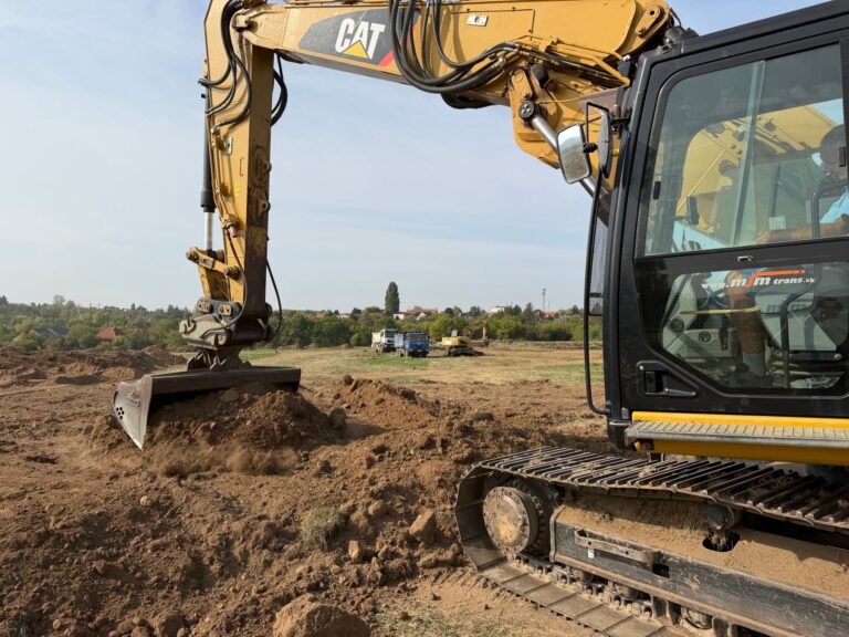 Pásové rýpadlo CAT 320E pri úprave terénu na stavenisku