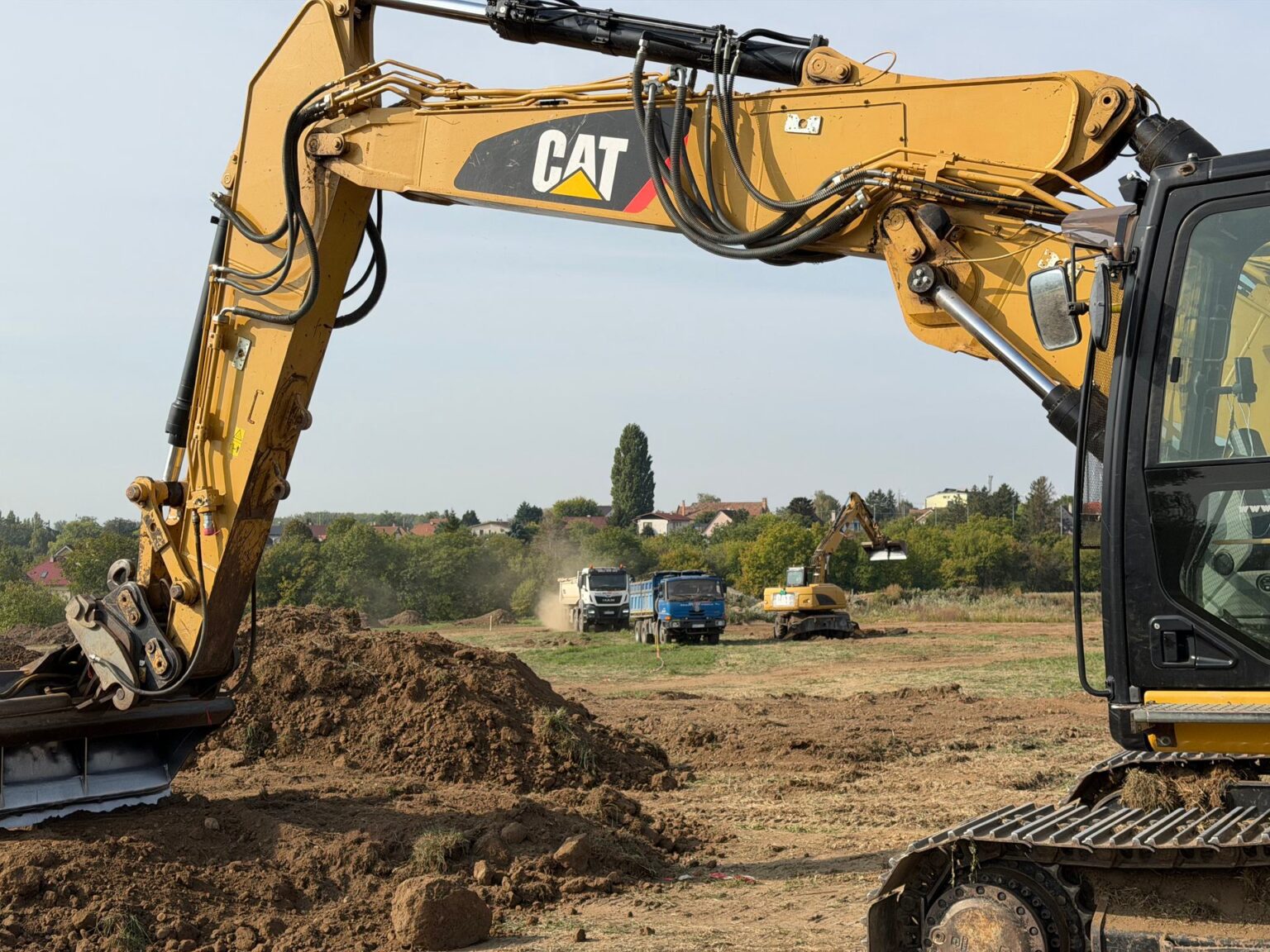 Pásové rýpadlo CAT 320E pri výkope zeminy