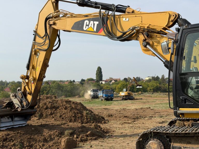 Pásové rýpadlo CAT 320E pri výkope zeminy
