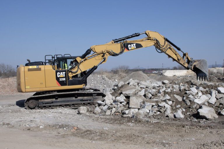 Spracovanie betónovej sute rýpadlom CAT 320E
