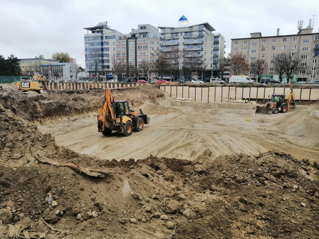 Výkop stavebnej jamy na Trnavskej ceste v Ružinove, traktorbagre MJM TRANS pri úprave základovej škáry