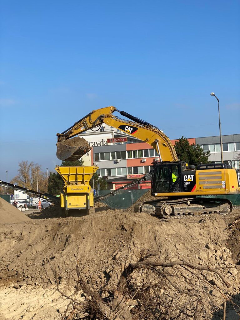 Triedič Keestrack pri triedení výkopovej zeminy na stavbe